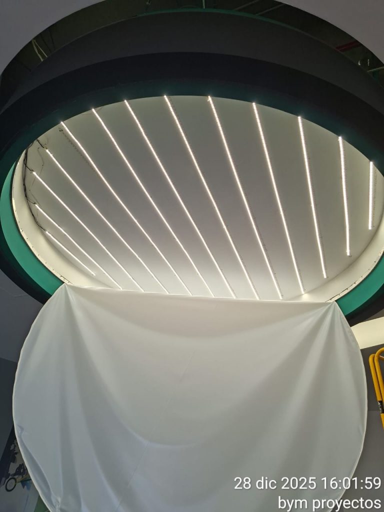 Interior de la luminaria circular con las tiras LED a la vista y la membrana Tensoflex® descolgada durante el cambio del sistema de iluminación.