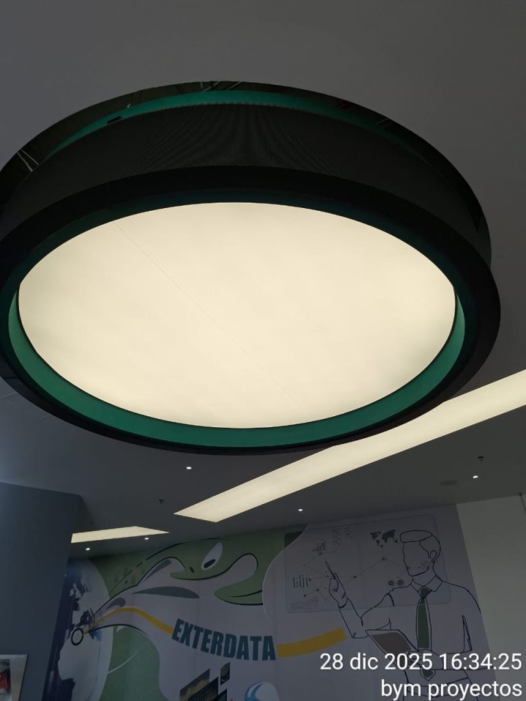 Cielo luminoso circular Tensoflex® translúcido terminado e iluminado de forma uniforme tras el mantenimiento del sistema de iluminación.