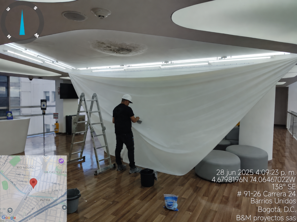 Técnico de B&M Proyectos sobre una escalera desmontando la membrana Tensoflex® translúcida para limpiar su cara interior.