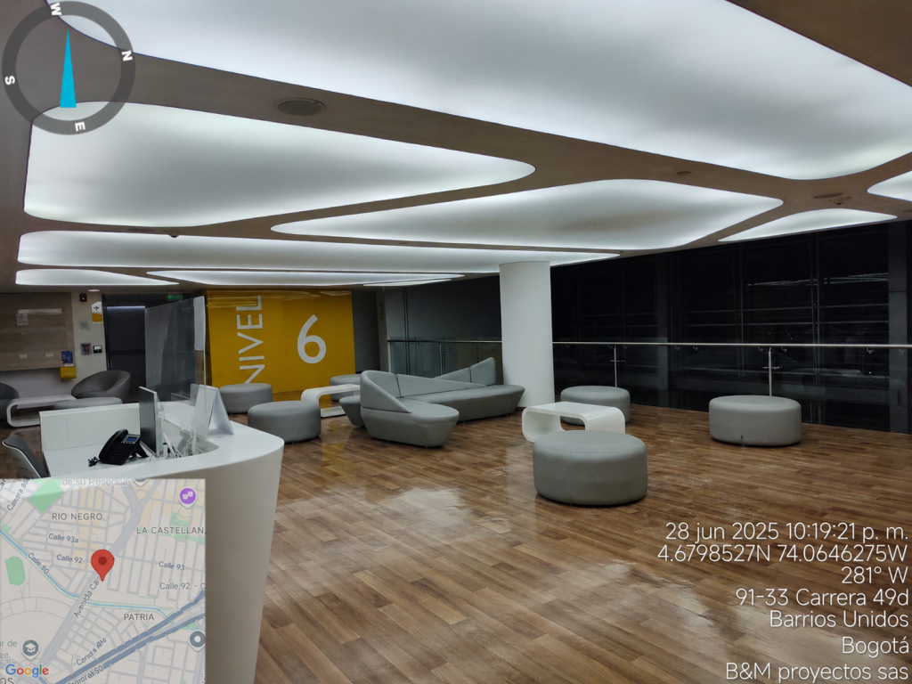 Cielo raso tensionado Tensoflex® translúcido limpio e iluminado tras el mantenimiento, en una zona de sala de espera.